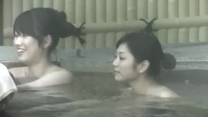 HD-video af en japansk stuepige, der bader udendørs