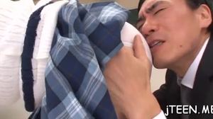 Japonská školačka dostává drsný orální sex od svého milence