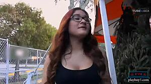Große brüstige Latina-Teenagerin gibt einen schlampigen Blowjob und wird gefickt