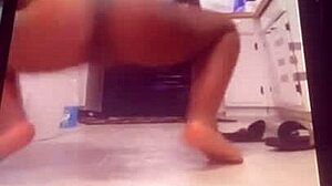 Η μαύρη καυτή κοπέλα επιδεικνύει τις ικανότητές της στο twerking