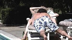 Přírodní prsa poslušné Susan skáčejí po bazénu
