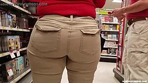 Rejtett kamera rögzíti a mellekkel teli barna nőt a bevásárlóközpontban