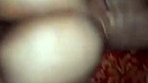 Une milf dominicaine en position de chien dans une vidéo HD