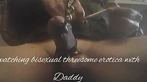 Papá se divierte en un trío bisexual con su hijo