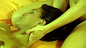 Interracial massage fører til lidenskabelig slikning