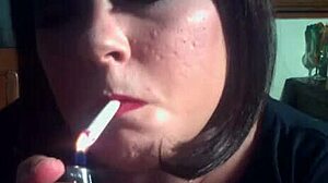 Britská femdom Tina Snua sa venuje fetishu fajčenia