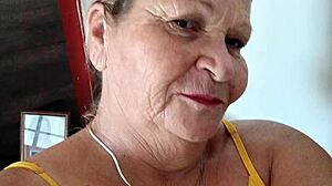 Ana, 60 yaşında Facebook'taki seksi büyükanne