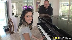 Stephanie Canes små pupper spretter mens hun tar på pianoet