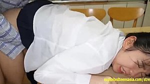 Jav 아이돌 십대 학생이 주방 테이블에서 반려견형으로 엿먹는다