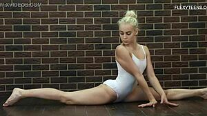 Блондинката Торнашкова показва гъвкавостта си в соло видео