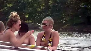 Liten jente frister på en båt i HD-video