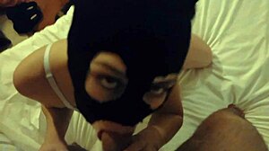 Teenager mit großem Arsch und kleinen Titten gibt Blowjob im Hotelzimmer