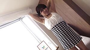 El coño peludo de Hinata es dedulado y chupado por un sofá de casting en HD