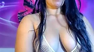 Ninfómana amateur y gordita se excita en la webcam