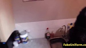 Britische MILF gibt einen Cockjob und reitet in Dessous während eines POV-Videos