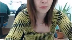 Büyük göğüslü azgın genç kız webcam'de tahrik ediyor