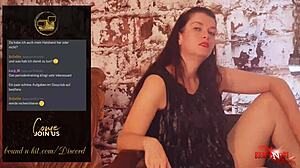 Zeița Femdom, Lady Julina, preia controlul în videoclipul ei de fantezie BDSM
