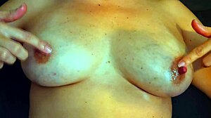 O MILF matură cu sâni naturali uriași se joacă murdar