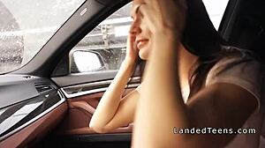 Amatööri-brunetti saa peppuaan nussituksi autossa