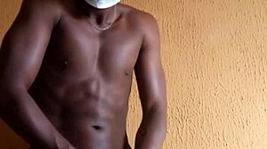 아프리카 근육질 남성이 자신의 큰 으로 솔로 놀이를 즐긴다