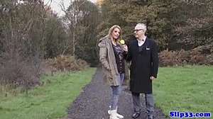 HD-Video von einem europäischen Teenager, der von einem alten Mann gebohrt wird