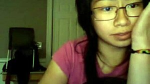 Amaterska azijska devojka postaje nestašna na veb kameri