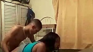 Zrela dominikanska ženska se masturbira v javnosti