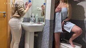 Seksowna tyłek nastolatki została ujęta na kamery w łazience