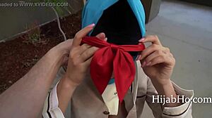 Teenager im Hijab lernt, wie man Spaß hat