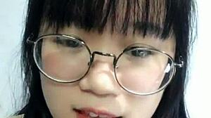 Sexet koreansk skolepige i cosplay-outfit viser sig frem på webcam