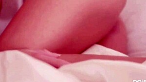 Una rubia y una morena amateur disfrutan de sexo sensual con juguetes