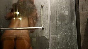Amatørpar nyder hardcore anal og oralsex på badeværelset