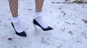 Dantela și ciorapii adaugă o atingere de eleganță acestei scene zăpezii