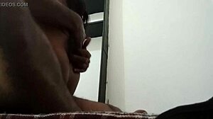 Pasangan mahasiswa kulit hitam menikmati seks amatir di asrama