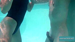 Gadis Eropah Marcie mendapat mukanya diliwat di bawah air