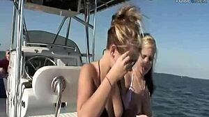נסיעה סירה שובבה עם נערה צעירה וסקסית שרוצה הפנים והפריים