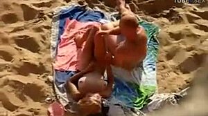 Sexe à cru avec un couple de grosses bites sur la plage