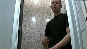 Amatorski gejowski blowjob w publicznej toalecie