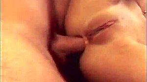 Doğal göğüslü bebek, HD videoda amını parmaklıyor ve sikişiyor