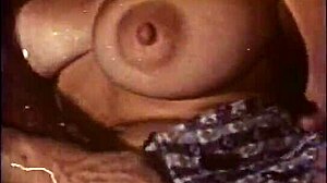 O blondă cu fundul mare își lasă sânii și vaginul lingeți de un bărbat cu coarne lungi într-un videoclip porno clasic