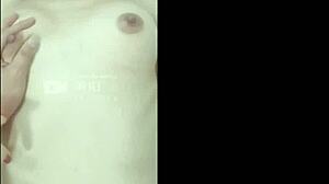 Heiße asiatische Schönheit zeigt ihren Körper und masturbiert vor der Webcam
