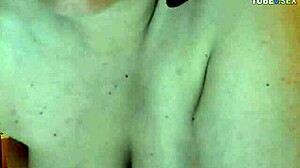 Italiaanse vrouw met grote borsten geniet van het spelen met buttplug