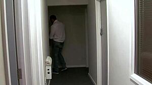 גבר בריטי שרירי מפנק את עמיתו לעבודה במשרד