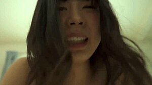 Japanse babe krijgt haar gezicht bedekt met sperma na het rijden