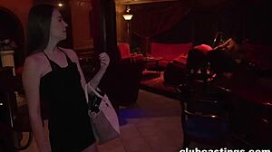 Prsatá Nela Decker dává svůj první zážitek v nočním klubu