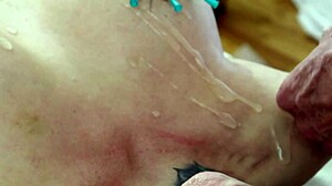 Egy apró, barna lány BDSM hármasban büntetik a nagy melleit egy dildóval