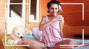 Космата и сладка хипи красавица дразни на уеб камера
