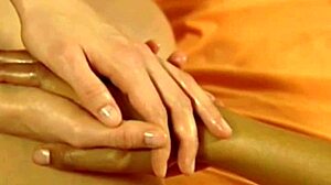 Intimna masaža se spremeni v strastno ljubljenje v tem indijskem porniču