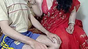 Amatööri-intialainen pariskunta on tuhma kameran edessä, ratsastaen ja panemassa tabu-pillua