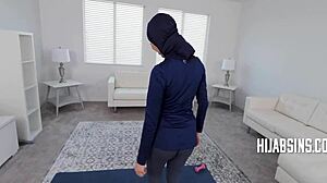 Adolescenta musulmană este prinsă în timp ce înșală antrenorul și este pedepsită